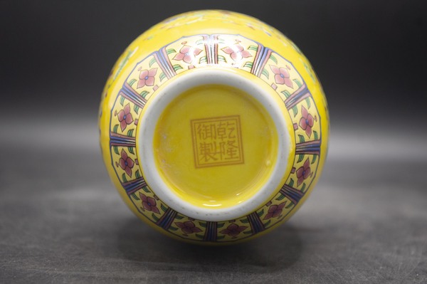 粉彩黄釉万花乾隆御制梅瓶：制瓷工艺的巅峰与历史文化瑰宝- 北京亚洲隆