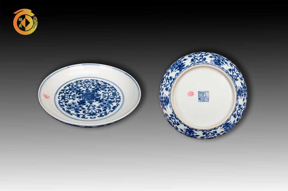 影青陵陰刻蓮紋花盤 中国美術 中国古玩 A blue and white faceted vase, Yuan dynasty | 元青花花卉紋八