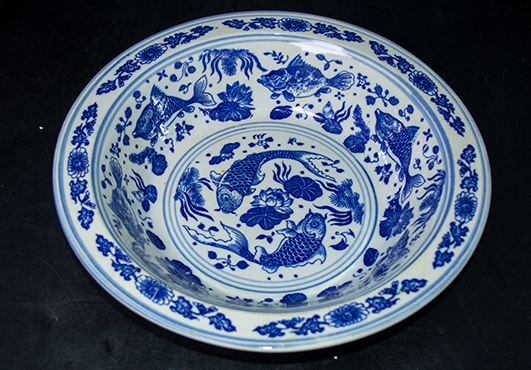 稀世珍宝：清乾隆青花鱼戏莲花盆》 - 北京亚洲隆源国际拍卖有限公司